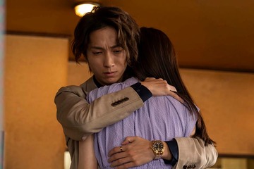 「単身花日」SixTONES田中樹、新木優子を引き寄せハグ 謎キャラ・WEST.重岡大毅とのシャワーシーンの対比にも注目「斬新すぎる」 画像
