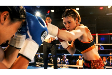 三吉彩花、壮絶アクションシーンで「初めての感覚」本気の肉体改造で鍛えた美腹筋披露＜ナックルガール＞ 画像