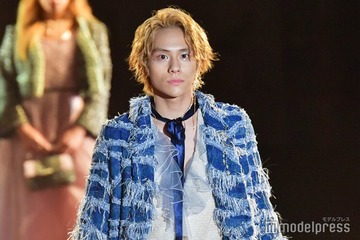 山下幸輝、前髪アップで雰囲気ガラリ 寒色系シャドウが個性的＜BISHU COLLECTION＞ 画像
