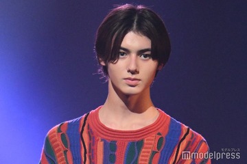 Z世代から人気誇るイケメン・翔、美貌放つ 派手柄ニットで華やかに＜TGC teen 2023 Winter＞ 画像
