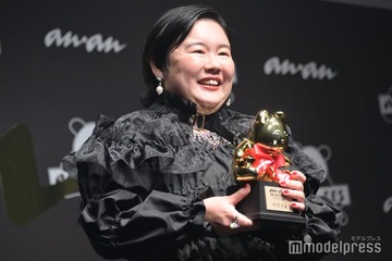 やす子、黒のドレス姿で登場 ギャップで魅了するも「迷彩がないと不安です～」＜anan AWARD 2023＞ 画像
