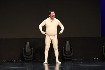 とにかく明るい安村、上海でネタ披露 全身タイツ着用で「リベンジが必要」 画像