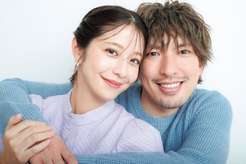 EXITりんたろー。、妻・本郷杏奈をハグ 夫婦の「シェア美容」公開 画像