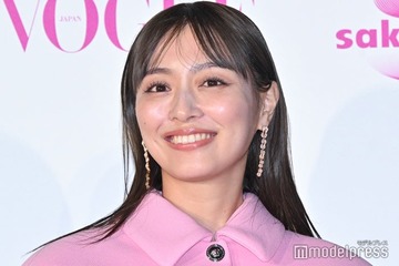 内田理央、タイトミニスカ姿で美脚披露 オールピンクコーデまといウォーキング 画像