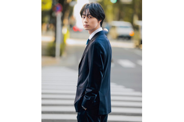 HiHi Jets作間龍斗、スーツ姿で“できる後輩社員”熱演「同僚から恋愛に発展するのはいい」憧れ語る 画像