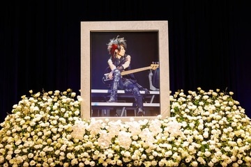 55歳で死去のX JAPAN・HEATHさんお別れ会開催 メンバーら100人の著名人・1万人の一般客参列＜HEATH Farewell & Flower Offering Ceremony＞ 画像