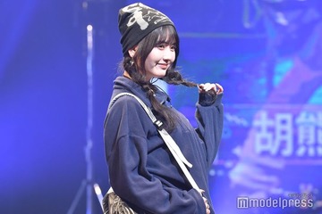美人クリエイター・胡熊もえ、三つ編みヘアが可愛い ビーニー着こなすカジュアルスタイル＜学生ランウェイ＞ 画像