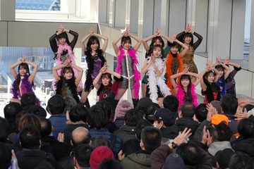 現役女子大生グループ・フジコーズが緊張の初ライブ ミニ丈衣装で堂々パフォーマンス 画像