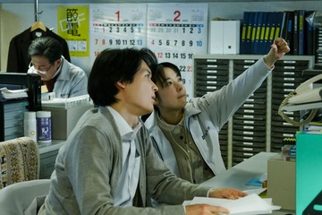 SixTONES松村北斗＆上白石萌音、関係性の変化を捉えた「夜明けのすべて」新場面写真解禁 画像