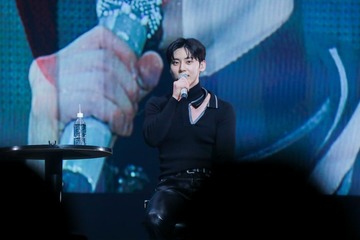 HWANG MIN HYUN、YOASOBI「アイドル」披露でハプニング 罰ゲームも笑顔で遂行＜「UNVEIL」ライブレポ＞ 画像