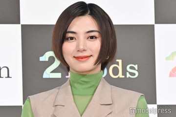 池田エライザ、美ウエスト輝くクリスマスコーデに反響「スタイル抜群」「世界一可愛いサンタ」 画像