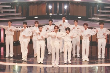 ＜紅白本番＞SEVENTEEN、欠席のエスクプス＆ジョンハンパートもジュン・ミンギュらがカバー 純白衣装で花びら舞う 画像