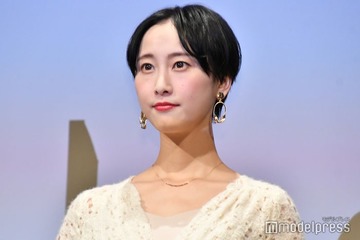 元日結婚発表の松井玲奈、左手薬指に指輪キラリ 着物姿のディズニーオフショットに「素敵です」「とっても可愛い」と反響続々 画像