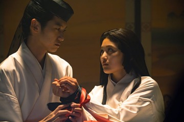 「光る君へ」花山天皇（本郷奏多）、藤原よし子（井上咲楽）相手に“緊縛”「放送コードギリギリじゃ…」 画像
