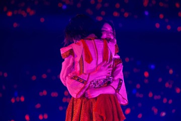櫻坂46小林由依、藤吉夏鈴と3度の熱いハグ 卒コン特別仕様の「Start over！」が圧巻「鳥肌立った」「泣いた」＜小林由依卒業コンサート＞ 画像