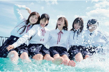 乃木坂46・5期生、ミニスカ制服姿ではしゃぐ “青春感MAX”プールサイドカット解禁＜あの頃、乃木坂にいた＞ 画像