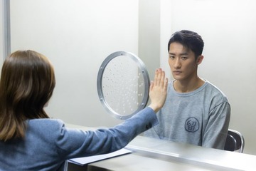 「恋する警護24時」白石麻衣、岩本照にアクリル板越しに思い伝える「あなたを助けたい」 画像