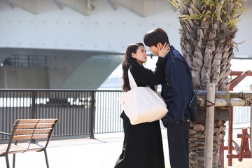 「Eye Love You」怒涛のキス5回 侑里（二階堂ふみ）＆テオ（チェ・ジョンヒョプ）の“だるまさんがころんだ”に反響「新たな名シーン誕生」「心の声の破壊力すごい」 画像