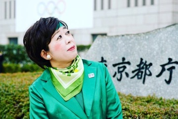モノマネ芸人・八幡カオル、結婚発表 夫婦2ショット＆達筆の報告文が話題 画像