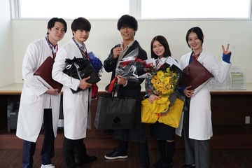 桐谷健太、瀬戸康史らと「院内警察」クランクアップ「自分の人生をより好きになれました」 画像