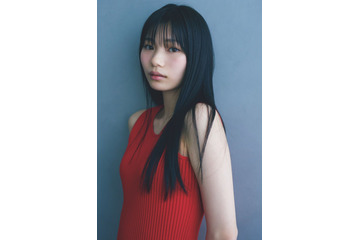 乃木坂46岡本姫奈、透明素肌際立つノースリーブ姿 アンニュイな視線にドキッ 画像
