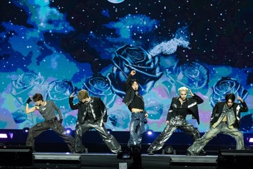 WayV、テン・シャオジュン・ヤンヤンがジャケット脱ぎ捨て盛り上げる 香港ファンが熱狂＜KCON HONG KONG 2024＞ 画像