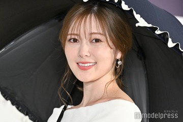 白石麻衣、素肌輝くオフショル姿で登場 白くて美しい“まいやん肌”の秘訣語る 画像