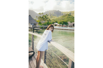 日向坂46高本彩花、ほっそり美脚大胆披露 1st写真集第2弾先行カット解禁 画像