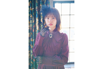日向坂46松田好花、ゴスロリ風衣装の美麗な先行カット第12弾解禁 未収録アザーカットのパネル展も決定＜振り向いて＞ 画像
