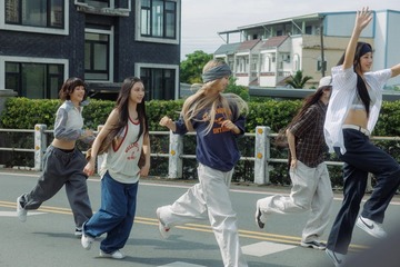 NewJeansのバギースタイルに注目集まる “ゆるエモ”を楽しむ夏到来 画像