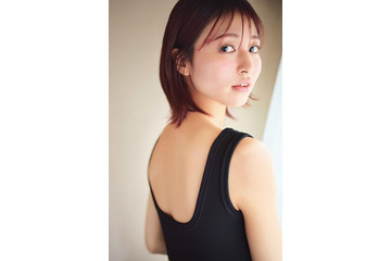話題の「ウマ娘」声優・松岡美里、ノースリーブ姿でアンニュイな表情 “ギャップ”で魅了 画像