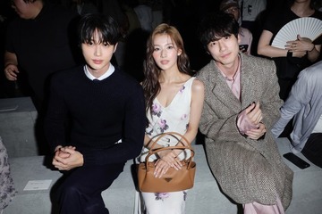 坂口健太郎、TWICEサナ＆ビョン・ウソクとのミラノ3ショットが話題「豪華すぎる」 画像
