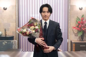 赤楚衛二「Re:リベンジ」笑顔でクランクアップ 撮影を回顧「罵声を浴び、エビチリを顔につけられました（笑）」 画像