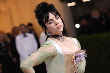 ビリー・アイリッシュ「Mステ」生放送中に撮影したセルフィー公開 Travis Japan&INIの姿に「尊い」「可愛い」 画像