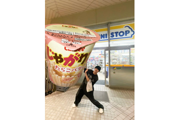 K-POPアイドルも実践 不思議な“日本のコンビニセルフィー”が最新トレンドに 画像