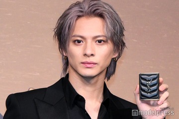 平野紫耀、ラメ輝くアイメイク&黒スーツで大人の色気放つ パリでのロマンティックな思い出明かす【YSL LOVESHINE FACTORY】 画像