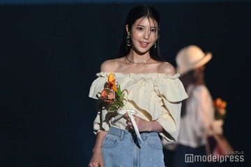 “リアル峰不二子”と話題の阿部なつき、美肩ライン＆デコルテ際立つオフショルトップス姿【TGC松山2024】 画像