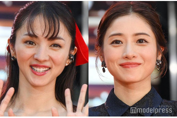 満島ひかり、美デコルテ際立つ可憐なドレス姿 石原さとみはスリットで美脚チラ見せ【ラストマイル】 画像