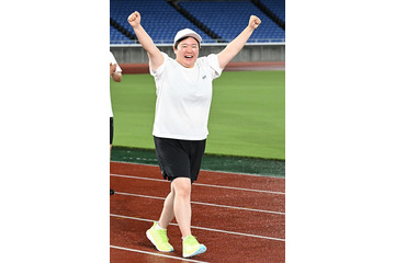 「24時間テレビ」マラソン完走のやす子、2つのサプライズに感動 人気漫画家からのプレゼント生披露 画像