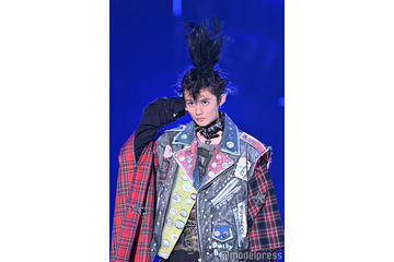 藤原大祐、大胆な立ち上げヘア　個性的ファッションでオーラ放つ【TGC 2024 A／W】 画像
