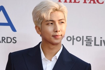 BTS・RM、センイルカフェ訪問 1人プリクラ・赤ちゃんとの2ショットなど公開 画像