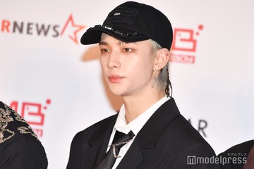 Stray Kidsヒョンジン、色気全開オフショットで美腹筋披露「芸術作品みたい」「筋肉まで美しい」の声 画像