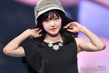 久住小春、美デコルテ全開オフショルワンピ姿披露 LA満喫ショットに「セクシー」「美しい」の声 画像