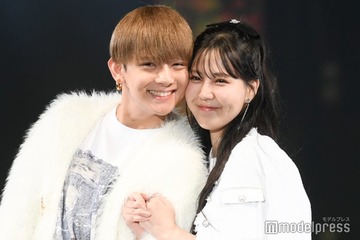 ゆりいちカップル、至近距離で見つめ合う ホワイトルックで爽やかランウェイ【札幌コレクション 2024 A／W】 画像
