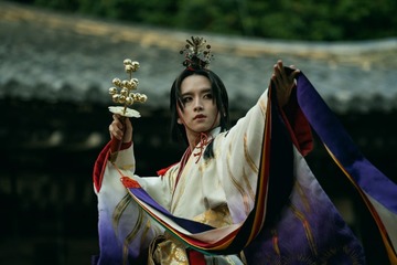板垣李光人、女装姿で美貌放つ  “舞”披露する本編映像解禁【八犬伝】 画像