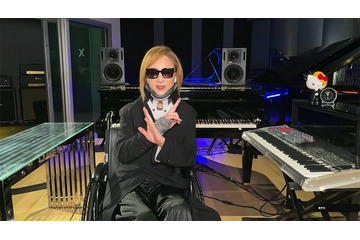 YOSHIKI、3度目の頸椎手術後初の生放送に車椅子で登場 ファンミ中に体調急変で途中退席 画像