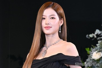 TWICE・SANA、“総額70億円超”ジュエリー身にまとい登場 美脚＆デコルテ際立つドレス姿 画像