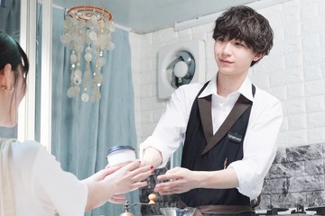 【年下彼氏2 episode8】シュンスケ（永岡蓮王）、まどか（中村里帆）の可愛さに一目惚れ 画像