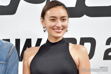 長谷川潤、イケメン夫から“キス” 記念日の密着2ショットに「幸せが溢れてる」「映画のワンシーンみたい」の声 画像