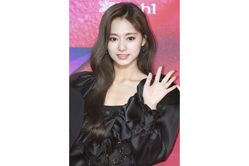 TWICEツウィ、“タトゥー”際立つ肌見せ衣装姿公開「リアル女神」「圧倒的な美貌」と反響 画像